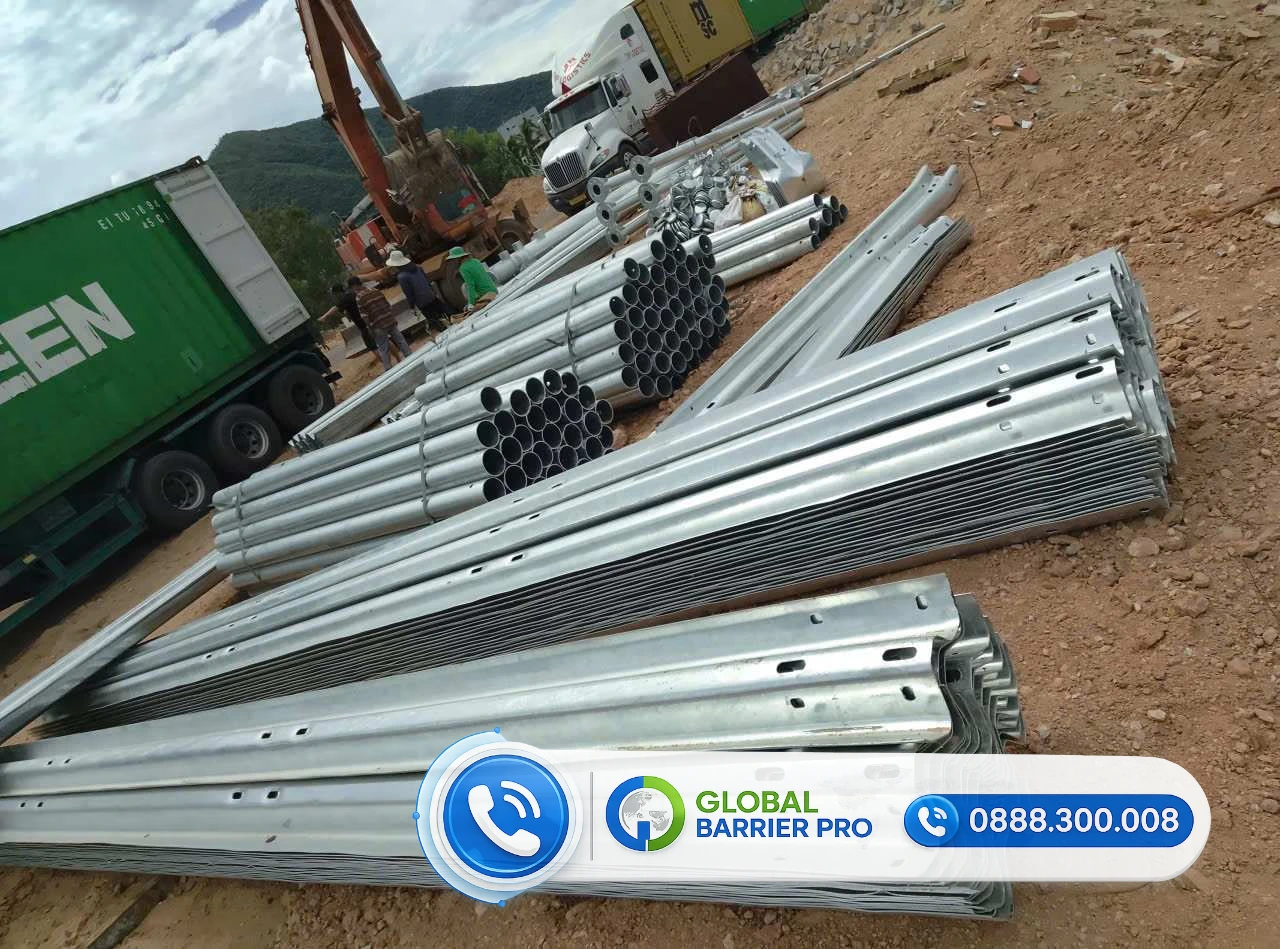Cung cấp, lắp đặt Hộ lan bánh xoay chống lật xe - hình thực tế 4 Cung cấp, lắp đặt Hộ lan bánh xoay chống lật xe - vật tư dọc tuyến