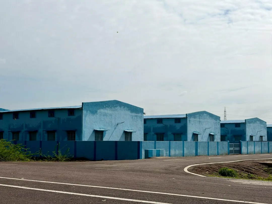 Hệ Thống Quản Lý Xe Ra Vào Cảng, ICD, Kho Logistics, Nhà Máy, Khu Công Nghiệp 18 Dãy nhà xưởng trong khu công nghiệp có tường rào bao quanh
