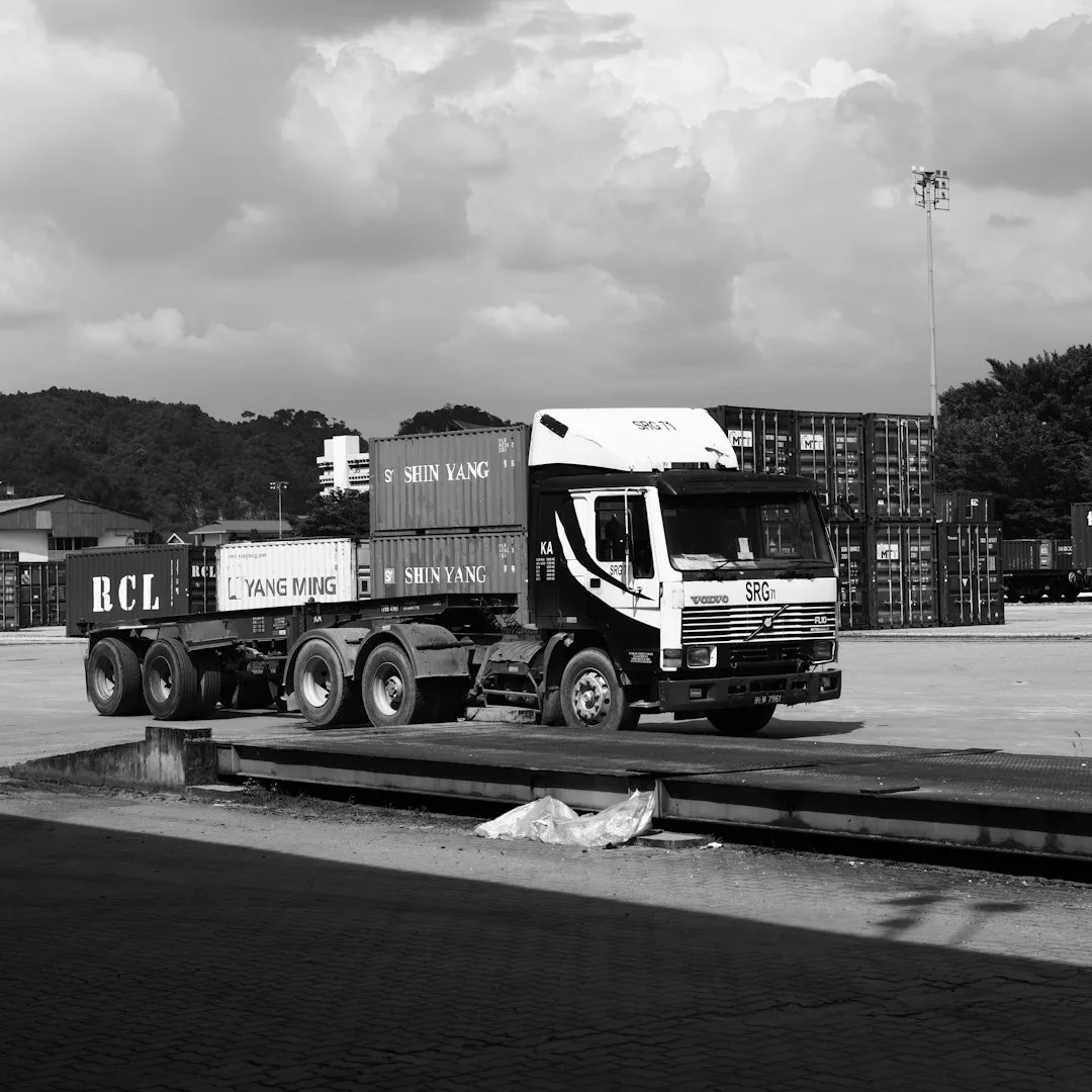 Hệ Thống Giám Sát Trạm Cân Điện Tử: Phần Mềm, Camera Chống Gian Lận Cân Xe Tải 20 Xe đầu kéo chở container trong khu cảng cần kiểm soát tải trọng tại trạm cân